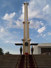 El Monumento a la Independencia con los soldados en la Plaza de Ala-Too en Bishkek