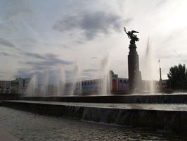 El Monumento a la Libertad en la Plaza de Ala-Too en Bishkek