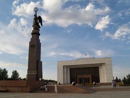 El Monumento a la Libertad y el Museo Nacional de Historia en la Plaza de Ala-Too en Bishkek
