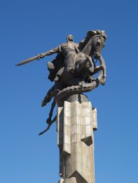 Estatuta de Manas frente a la Filarmónica