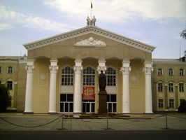 La Universidad Nacional de Kirguizistán en honor de Jusup Balasagyn en Bishkek