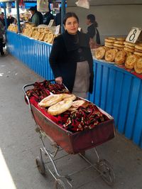 Venta de pan en el bazar Osh en Bishkek