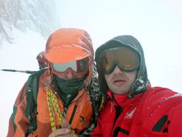 Carlos y Sergio soportando la nevada en el glaciar del Aneto