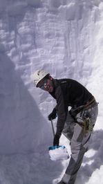 Sergio realizando una cata de nieve