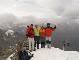 En la cima del Pico Uchitel