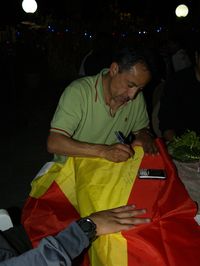 Iván Vallejo firmando la bandera de la expedición