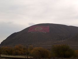 Bandera de Kirguistán dibujada sobre una colina