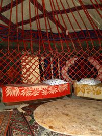 Interior de una yurta preparada para alojar turistas