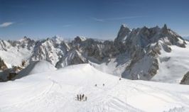 Descenso del valle blanco en los Alpes