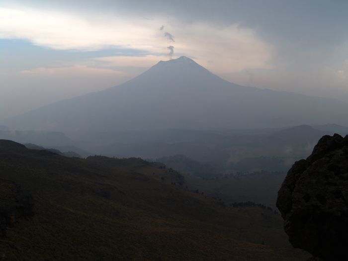 El Popocatépetl visto desde La Joya