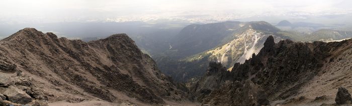 El cráter de La Malinche colapsado, visto desde la cima