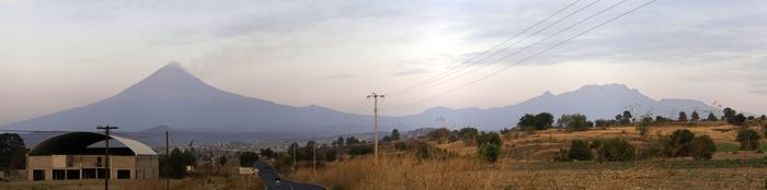 El Popocatépetl y el Iztaccíhuatl vistos desde la carretera hacia el Paso de Cortés