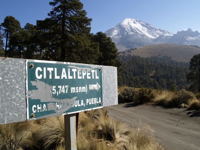 Cartel que indica el camino hacia el Pico de Orizaba (Citlaltépetl)