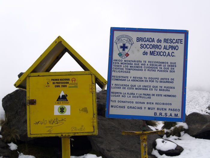 Buzón y placa informativa en el inicio del sendero en La Joya