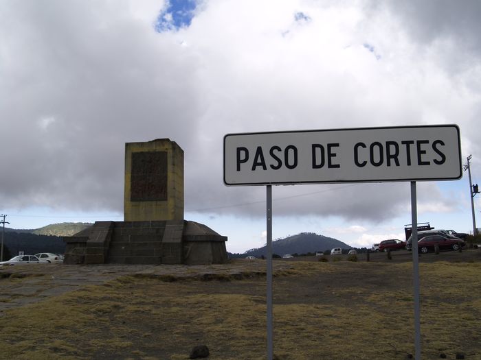 El Paso de Cortés con el monumento conmemorativo