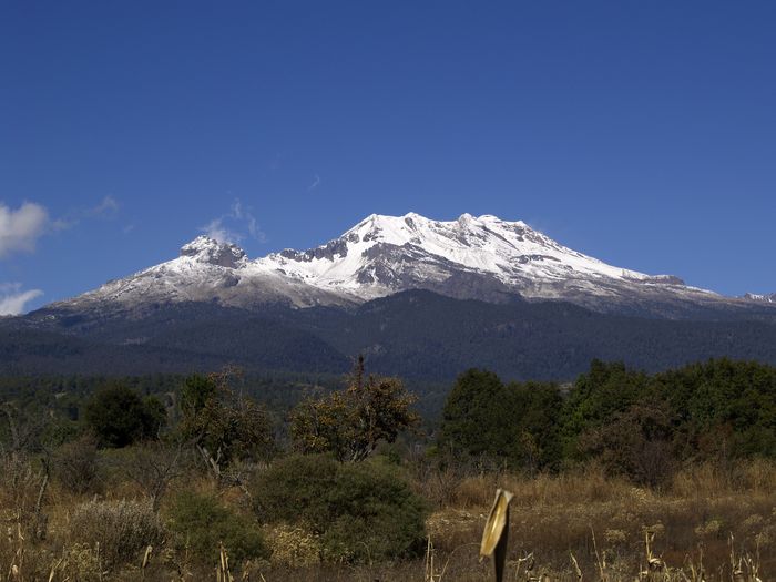 El Iztaccíhuatl visto desde el camino de acceso al Paso de Cortés