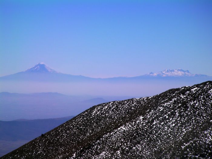 El Popocatépetl y el Iztaccíhuatl vistos desde el Pico de Orizaba