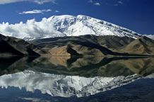 El Muztagh Ata reflejado en el lago Karakul